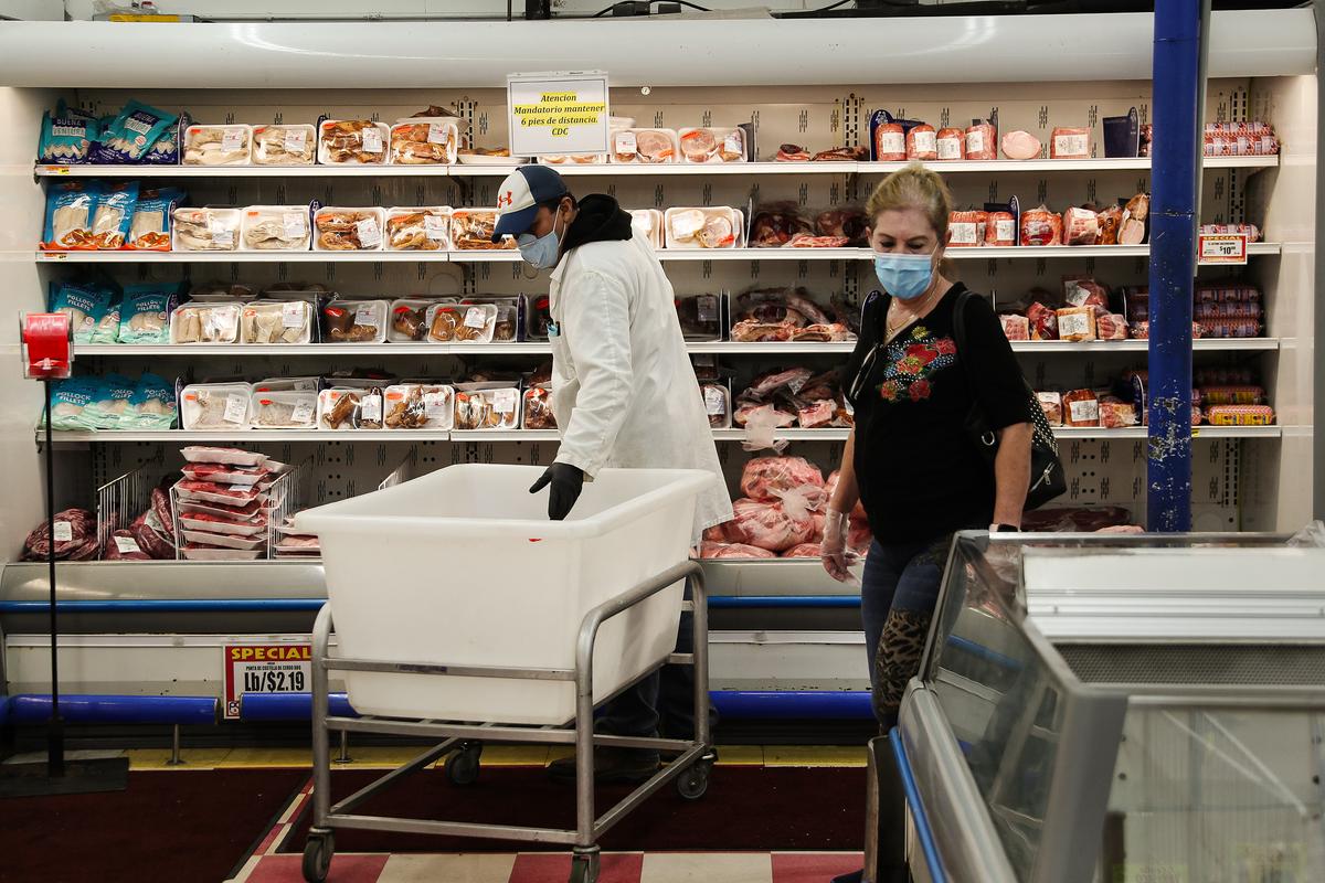 Ông Wilson Castro bổ sung hàng hóa cho các kệ trưng bày thịt tại Siêu thị Presidente ở Miami vào ngày 13/04/2020. (Ảnh: Joe Raedle/Getty Images)