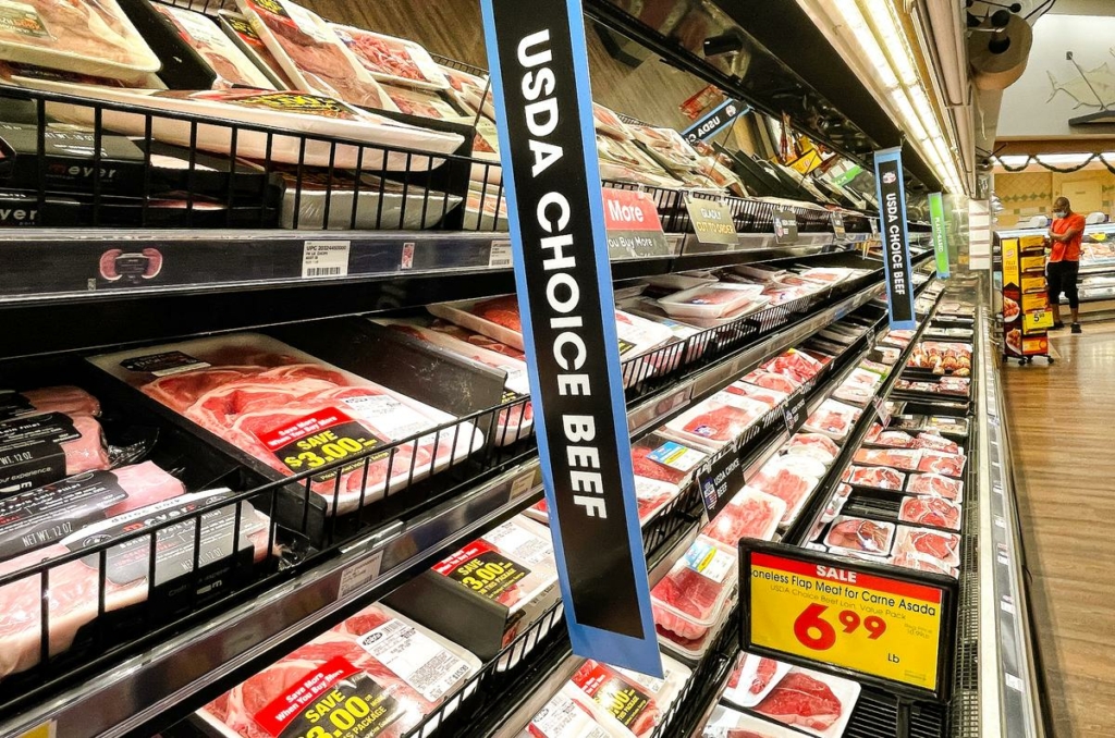Thịt bò USDA Choice được bày bán tại một cửa hàng bách hóa ở Los Angeles vào ngày 11/11/2021. Giá bán đã tăng ổn định trong vài tháng qua do lạm phát tăng lên mức chưa từng thấy trong vòng 30 năm. (Ảnh: Mario Tama/Getty Images)