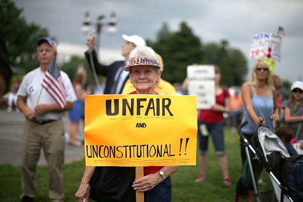Một người phụ nữ tham gia một cuộc biểu tình theo phong trào Tiệc Trà để phản đối việc Sở Thuế vụ nhũng nhiễu có mục tiêu đối với phong trào Tiệc Trà và các tổ chức cơ sở, tại Tòa nhà Quốc hội Hoa Kỳ ở Hoa Thịnh Đốn hôm 19/06/2013. (Ảnh: Mark Wilson/Getty Images)