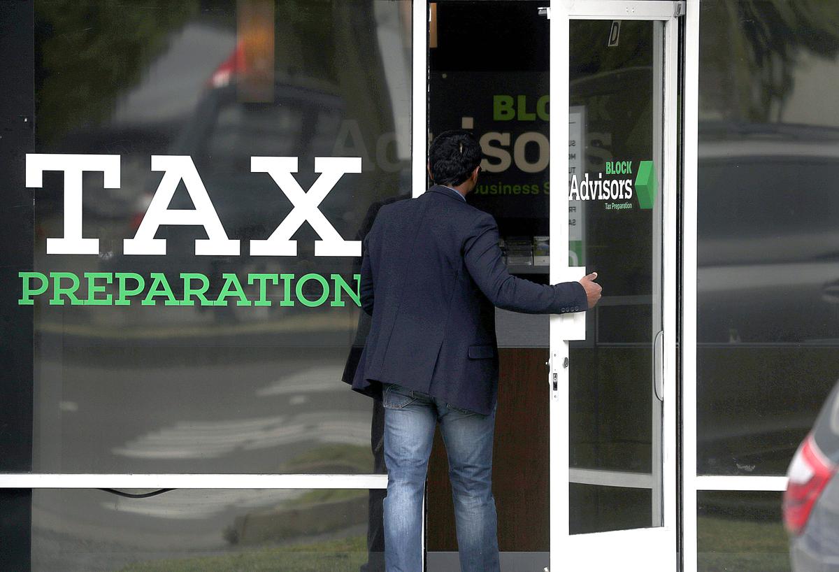 Một khách hàng bước vào văn phòng khai thuế Block Advisors ở San Anselmo, California, hôm 15/04/2019. Ngày 20/04 là hạn chót để cư dân Hoa Kỳ nộp tờ khai thuế thu nhập. (Ảnh: Justin Sullivan/Getty Images)