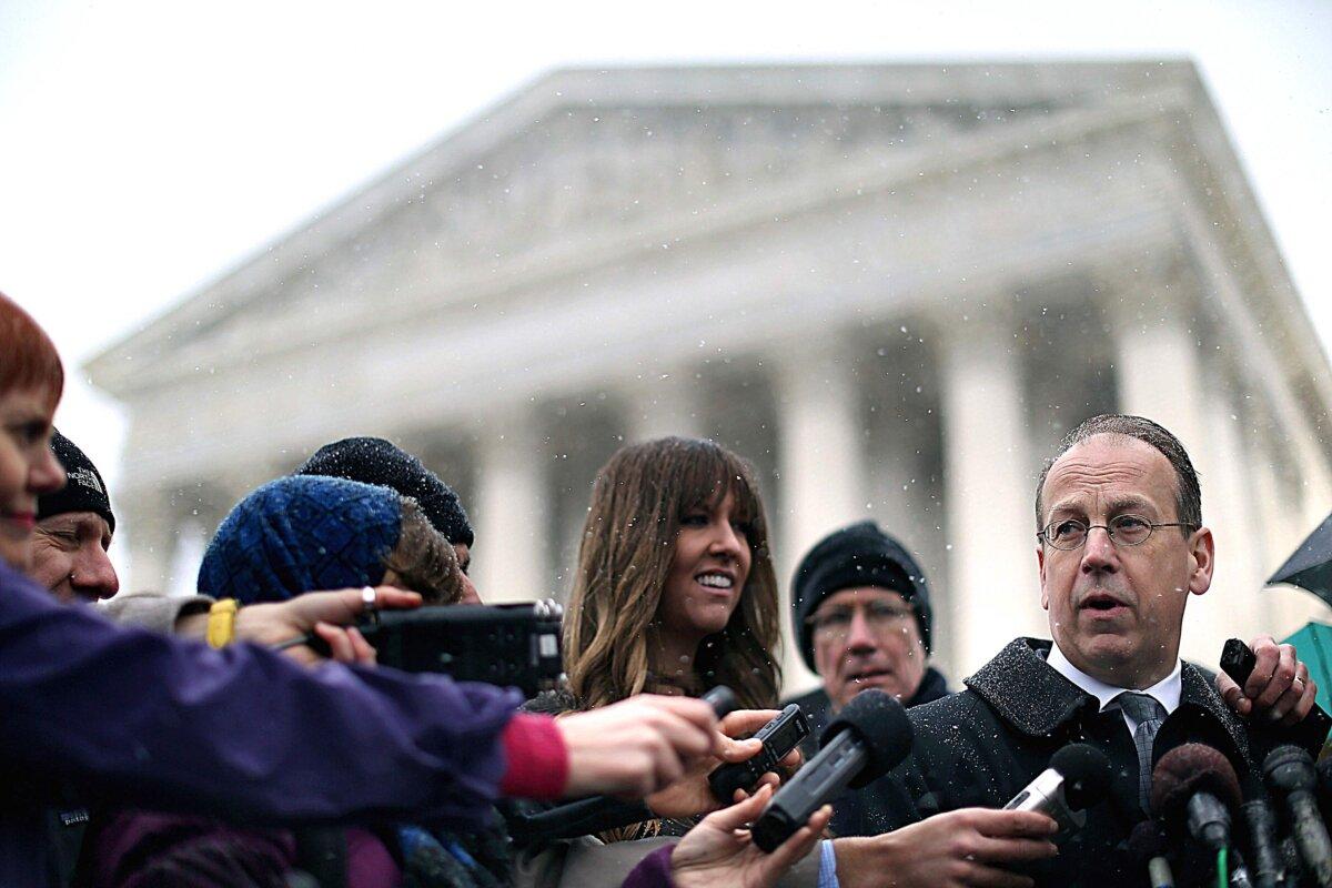 Cựu Biện lý Sự vụ Hoa Kỳ Paul Clement (phải) nói chuyện với các phóng viên bên ngoài Tối cao Pháp viện Hoa Kỳ ở Hoa Thịnh Đốn hôm 25/03/2014. (Ảnh: Chip Somodevilla/Getty Images)