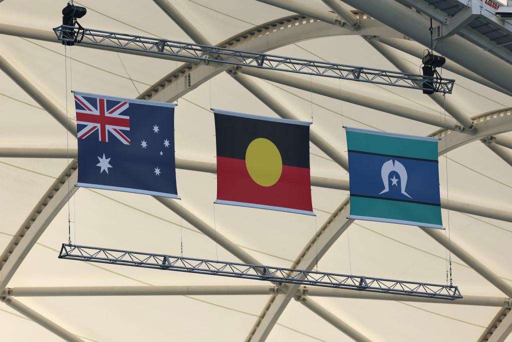 Quốc kỳ Úc, Cờ thổ dân và Cờ của người dân đảo Eo biển Torres được treo bên trong sân vận động trước Giải vô địch Bóng đá nữ Thế giới Australia & New Zealand 2023 tại Sân vận động bóng đá Sydney ở Úc, hôm 25/07/2023. (Ảnh: Robert Cianflone/Getty Images)