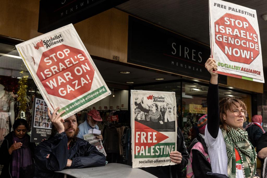 Những người biểu tình ủng hộ Palestine giương các biển hiệu bên ngoài văn phòng của tổ chức liên bang Thành viên ủng hộ Di chúc Peter Khalil ở Melbourne, Úc hôm 02/12/2023. (Ảnh: Diego Fedele/Getty Images)