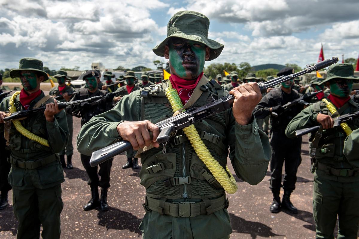 Các thành viên Lực lượng Đặc nhiệm của Quân đội Venezuela tham gia cuộc duyệt binh ở Tumeremo, Venezuela, cách biên giới với Guyana khoảng 90 km vào ngày 21/07/2015. (Ảnh: Federico Parra/AFP qua Getty Images)