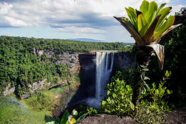 Thác Kaieteur tại Công viên Quốc gia Kaieteur ở Trung tâm Essequibo, Guyana, vào ngày 24/09/2022. (Ảnh: Patrick Fort/AFP qua Getty Images)