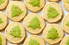 Những chiếc bánh quy này được trang trí hình cây Giáng Sinh phủ tuyết cùng những ngọn đèn lấp lánh. (Ảnh: Alex Lepe/TNS)