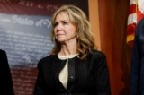 Thượng nghị sĩ Marsha Blackburn (Cộng Hòa-Tennessee) lắng nghe trong một cuộc họp báo về an ninh biên giới tại Tòa nhà Quốc hội Hoa Kỳ ở Hoa Thịnh Đốn, hôm 27/09/2023. (Ảnh: Anna Moneymaker/Getty Images)