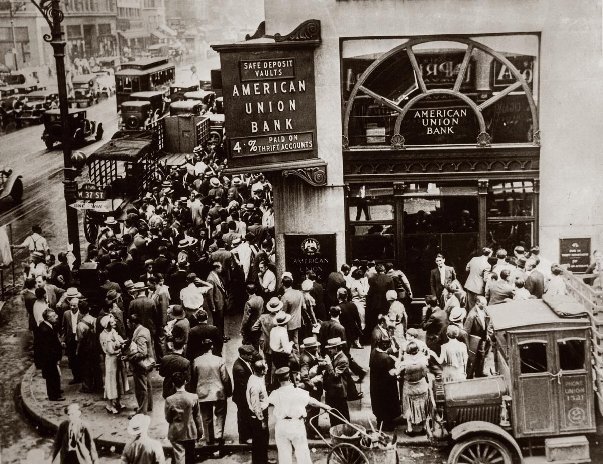 Một đám đông người gửi tiền bên ngoài Ngân hàng American Union ở New York, đã không rút được tiền tiết kiệm trước khi ngân hàng này sụp đổ, vào ngày 30/06/1931. (Ảnh: FPG/Hulton Archive/Getty Images)