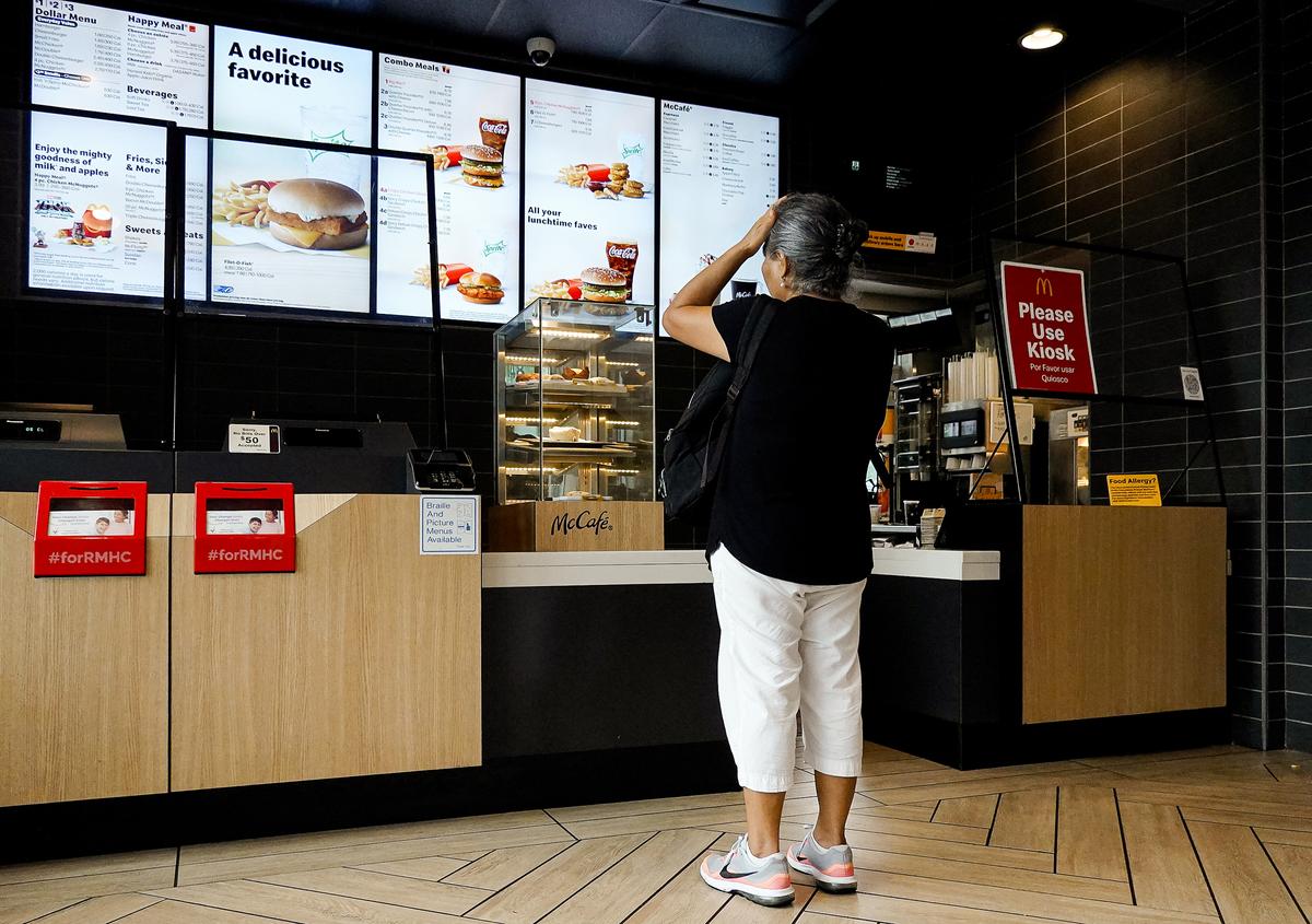 Một khách hàng chờ gọi đồ ăn tại nhà hàng thức ăn nhanh McDonald’s vào ngày 26/07/2022, ở Miami. (Ảnh: Joe Raedle/Getty Images)