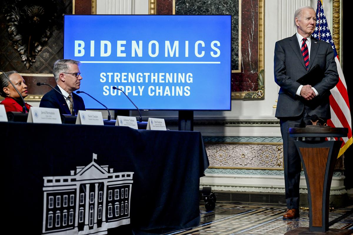 Tổng thống Joe Biden (phải) đến trình bày về các hành động mới nhằm củng cố chuỗi cung ứng, tại Phòng Hiệp ước Ấn Độ của Tòa Bạch Ốc ở Hoa Thịnh Đốn, hôm 27/11/2023. (Ảnh: Andrew Caballero-Reynolds/AFP qua Getty Images)
