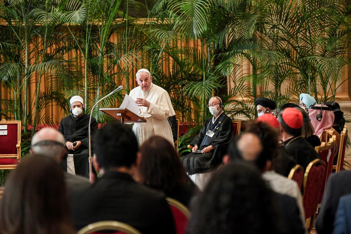 Giáo hoàng Francis có bài diễn văn khi các nhà lãnh đạo tôn giáo và nhà khoa học lắng nghe trong cuộc họp “Đức tin và Khoa học: Hướng tới COP26” tại Vatican vào ngày 04/10/2021. (Ảnh: Alessandro Di Meo/POOL/AFP qua Getty Images)