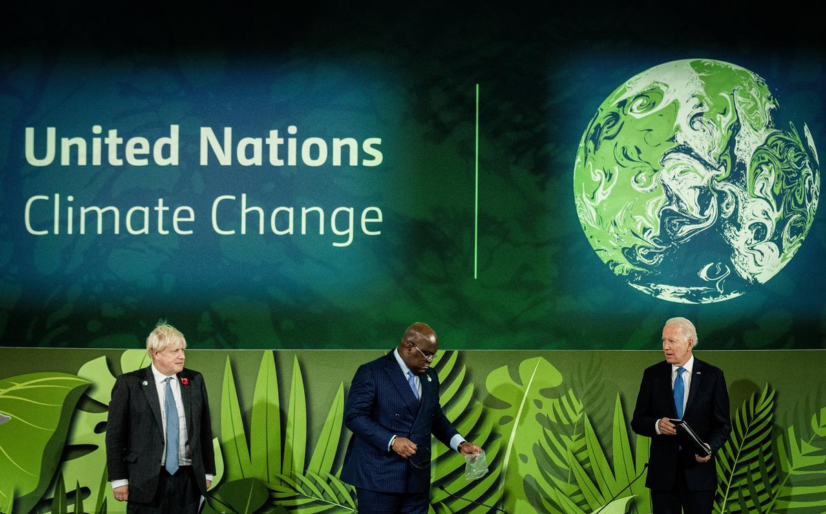 (Từ trái qua phải) Thủ tướng Anh Boris Johnson, Tổng thống Congo Felix Tshisekedi, và Tổng thống Hoa Kỳ Joe Biden trên sân khấu trong Hội nghị về Biến đổi Khí hậu của Liên Hiệp Quốc COP26 ở Glasgow, Scotland, vào ngày 02/11/2021. (Ảnh: Erin Schaff/POOL/AFP via Getty Images)