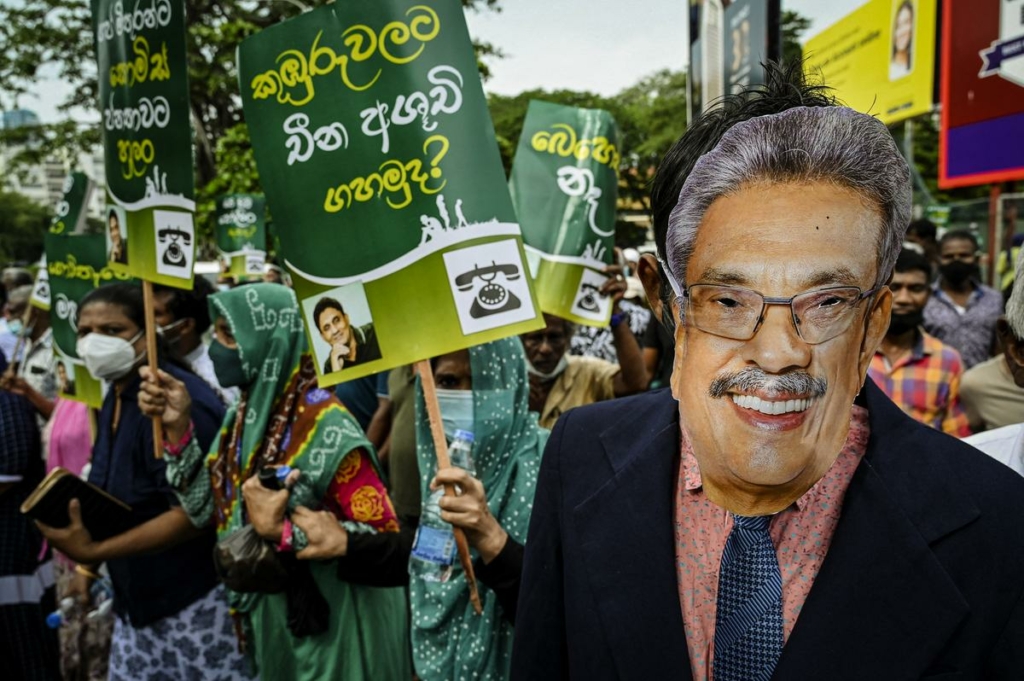 Một nhà hoạt động Sri Lanka đeo mặt nạ hình Tổng thống Sri Lanka Gotabaya Rajapaksa tham gia một cuộc biểu tình phản đối tình trạng thiếu hàng hóa khi nước này đối mặt với một cuộc khủng hoảng ngoại hối lớn, tại Colombo, Sri Lanka, vào ngày 16/11/2021. (Ảnh: Ishara S. Kodikara/AFP qua Getty Images)