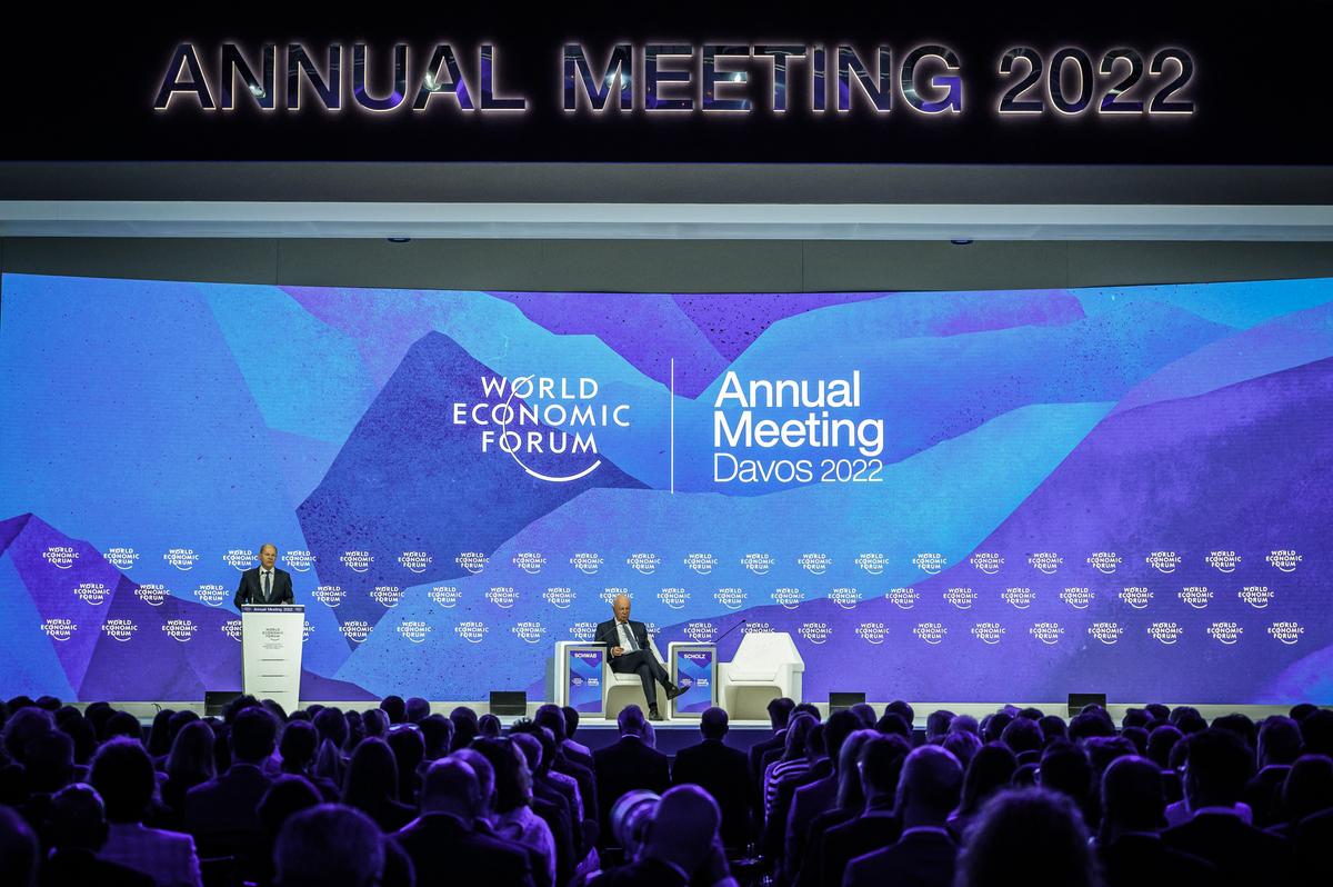 Thủ tướng Đức Olaf Scholz (trái) có bài diễn văn tại hội nghị bên cạnh người sáng lập kiêm Chủ tịch điều hành Diễn đàn Kinh tế Thế giới Klaus Schwab trong cuộc họp thường niên của Diễn đàn Kinh tế Thế giới ở Davos, Thụy Sĩ, vào ngày 26/05/2022. (Ảnh: Fabrice Coffrini/AFP qua Getty Images)