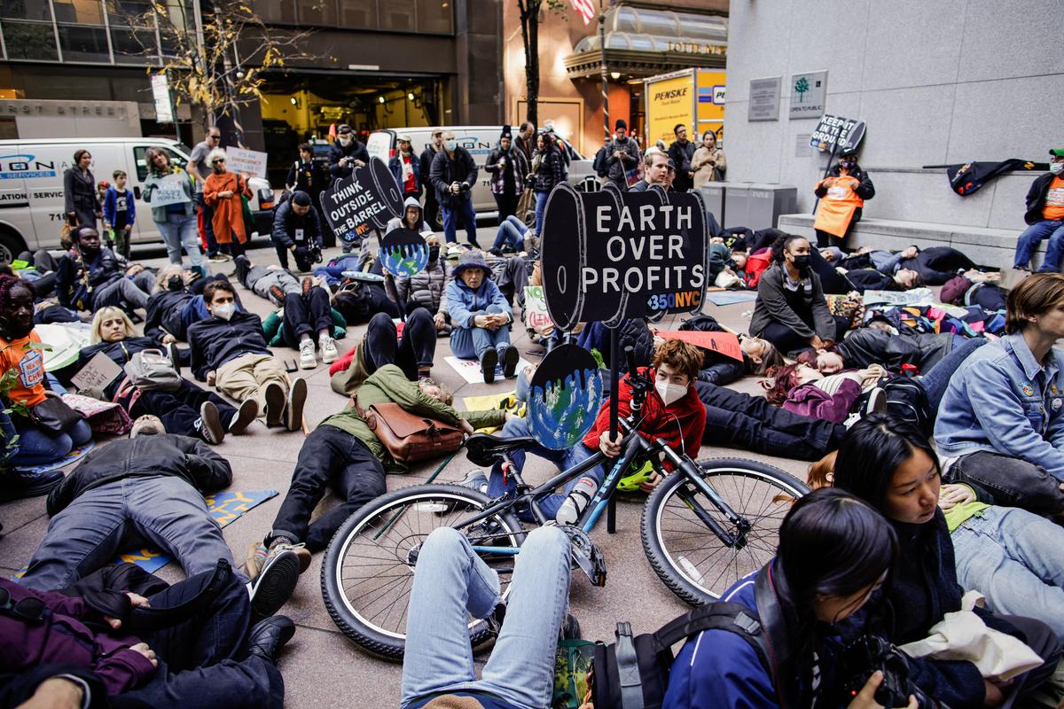 Các nhà hoạt động vì khí hậu biểu tình trước trụ sở chính của BlackRock ở New York vào ngày 29/10/2022. (Ảnh: Kena Betancur/AFP qua Getty Images)