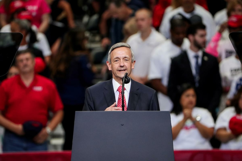 Mục sư Robert Jeffress dẫn đầu Lời Tuyên thệ Trung thành trước khi Tổng thống Donald Trump chia sẻ trong cuộc vận động tranh cử ở Dallas, Texas, vào ngày 17/10/2019. (Ảnh: Tom Pennington/Getty Images)