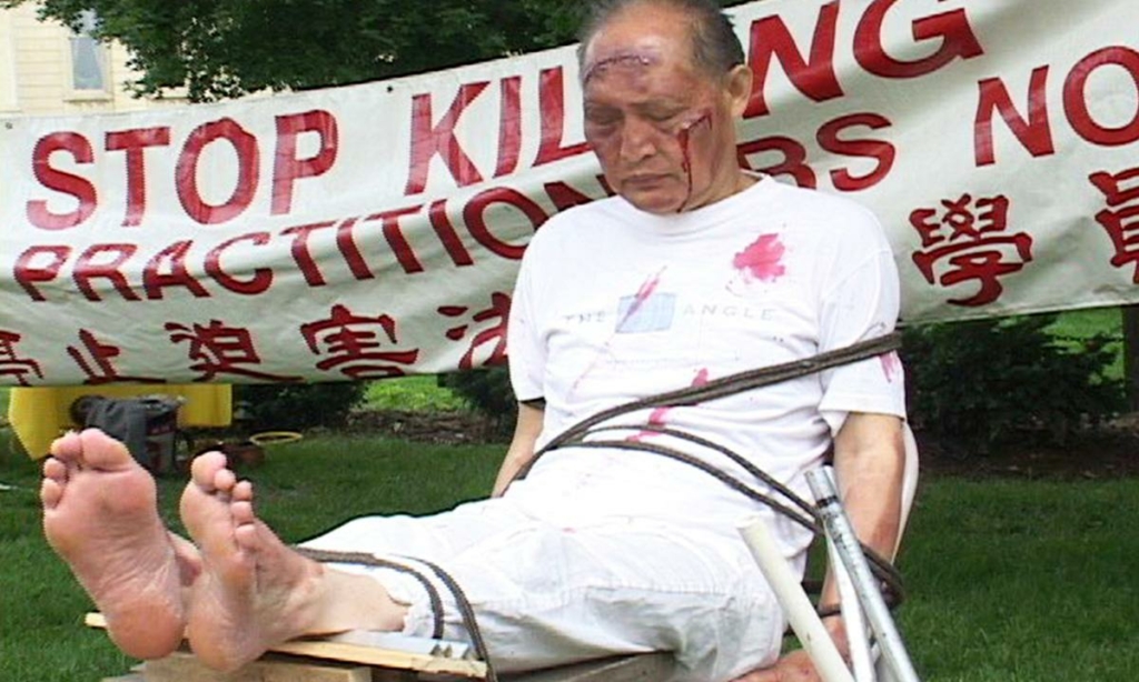 Tái hiện phương thức tra tấn “Ghế Cọp” thường được sử dụng để bức hại các tù nhân có đức tín trong các trại giam và trại lao động ở Trung Quốc. (Ảnh: Được đăng dưới sự cho phép của Minghui.org)