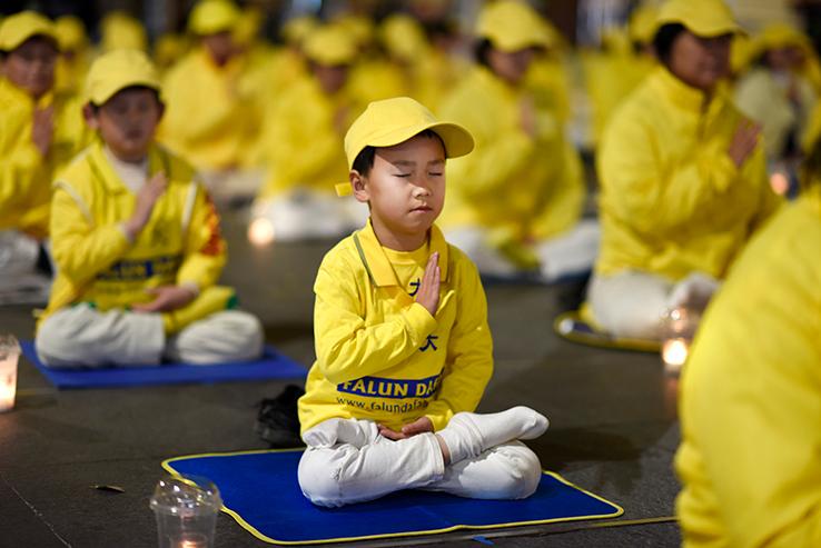 Các học viên Pháp Luân Công tưởng niệm những học viên đã thiệt mạng do cuộc đàn áp của chính quyền cộng sản Trung Quốc trong suốt 20 năm, ở Sydney, Úc, vào ngày 19/07/2019. (Ảnh: The Epoch Times)