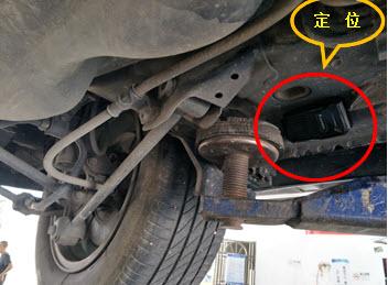 Thiết bị theo dõi được phát hiện ở xe của ông Lý Viễn Cường. (Ảnh: Minghui.org)