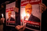 Người dân cầm những tấm bích chương có hình ký giả người Saudi Arabia bị sát hại Jamal Khashoggi trong một cuộc tụ họp bên ngoài Lãnh sự quán Saudi Arabia ở Istanbul vào ngày 25/10/2018. (Ảnh: Yasin Akgul/AFP qua Getty Images)