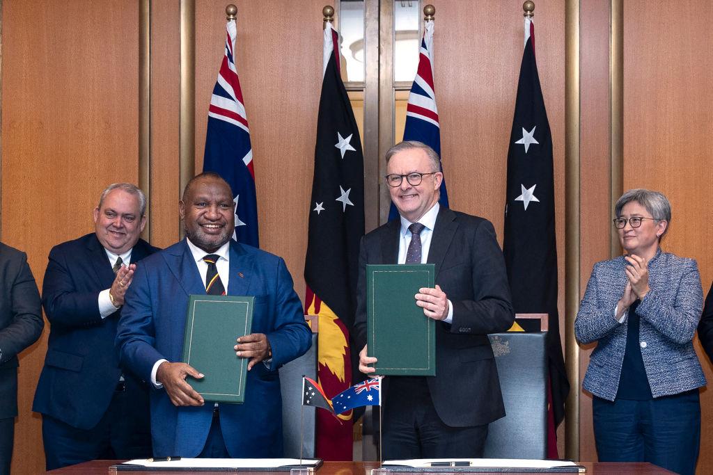 Thủ tướng Úc Anthony Albanese (thứ 2 từ phải sang) tham gia lễ ký kết chính thức với Thủ tướng Papua New Guinea James Marape (thứ 2 từ trái) tại Tòa nhà Nghị viện ở Canberra, Úc, hôm 07/12/2023. (Ảnh: Hilary Wardhaugh/AFP qua Getty Images)