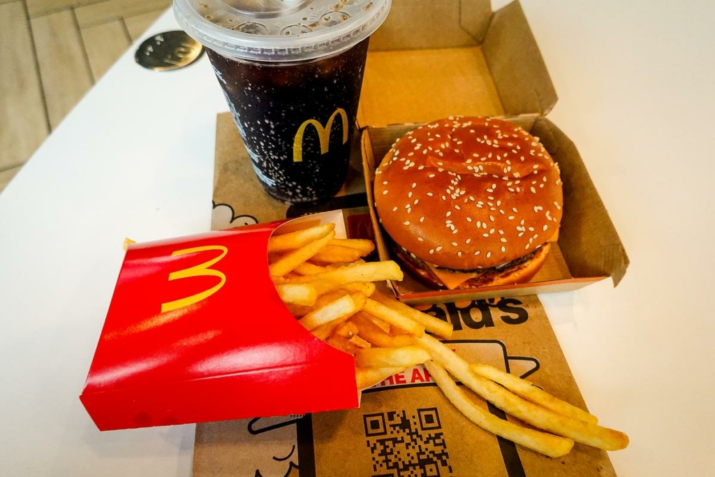 Bữa ăn của McDonald’s được phục vụ tại bàn ở một trong những nhà hàng thức ăn nhanh của họ ở Miami vào ngày 26/07/2022. (Ảnh: Ảnh minh họa của Joe Raedle/Getty Images)