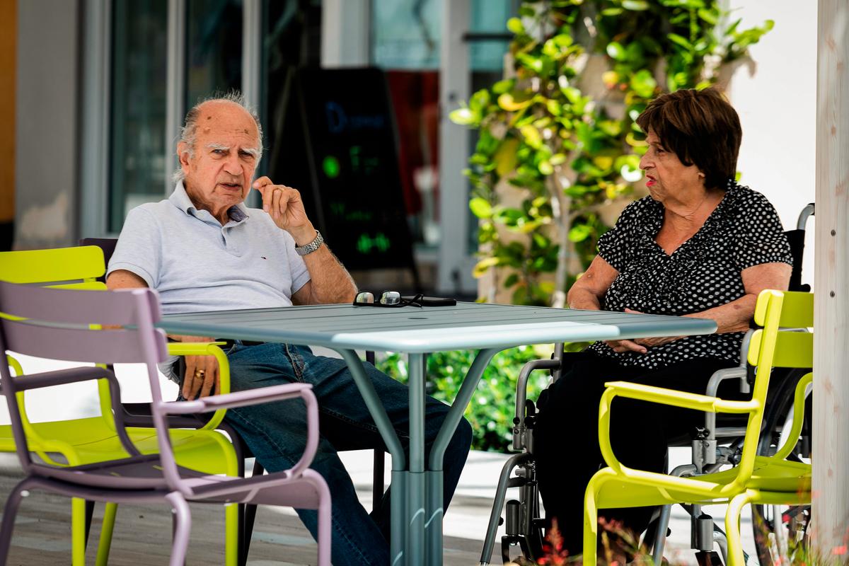 Những người cao niên ngồi bên ngoài một quán cà phê ở West Palm Beach, Florida, vào ngày 12/03/2020. (Ảnh: Eva Marie Uzcategui/AFP qua Getty Images)
