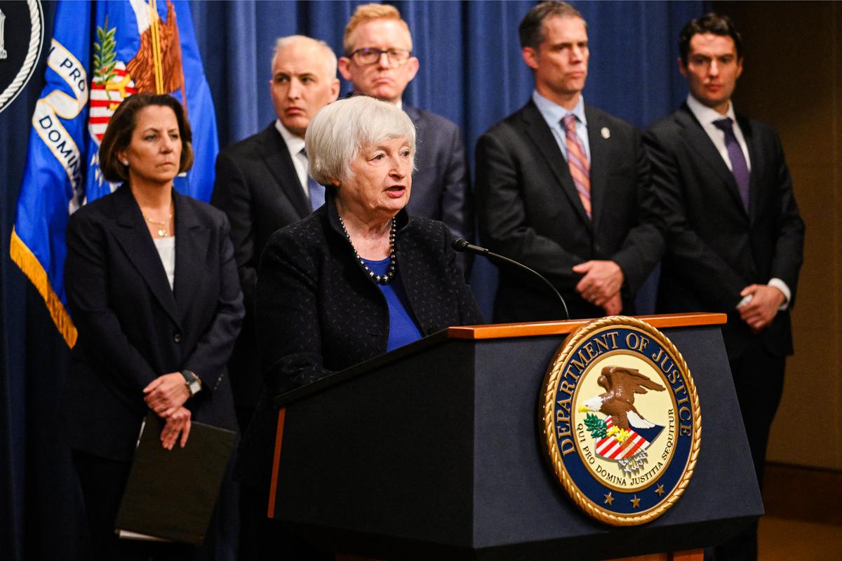 Bộ trưởng Ngân khố Janet Yellen nói tại một cuộc họp báo trong khi quan chức Bộ Tư pháp và các quan chức khác dõi theo, tại Bộ Tư pháp ở Hoa Thịnh Đốn, hôm 21/11/2023. (Ảnh: Mandel Ngân/AFP qua Getty Images)