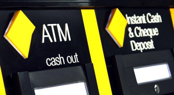 Các máy ATM bên ngoài một chi nhánh ngân hàng Commonwealth Bank ở Melbourne, Úc, hôm 08/08/2018. (Ảnh William West/AFP qua Getty Images)