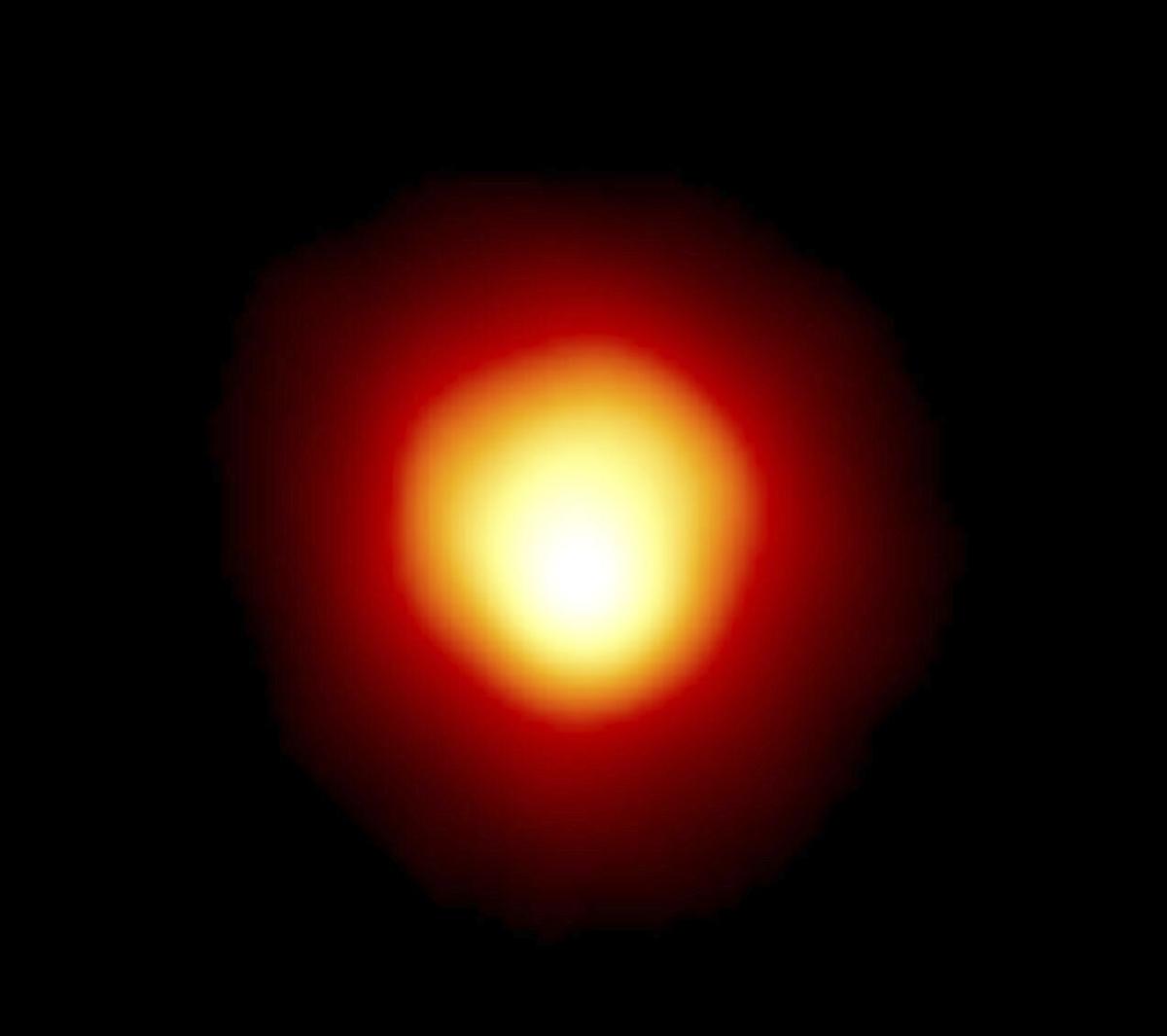 Hình ảnh này được thực hiện bằng Kính viễn vọng Không gian Hubble và được NASA công bố vào ngày 10/08/2020 cho thấy ngôi sao Alpha Orionis, hay ngôi sao Betelgeuse, một siêu sao đỏ. (Ảnh: Andrea Dupree (Harvard-Smithsonian CfA), Ronald Gilliland (STScI), NASA và ESA qua AP)