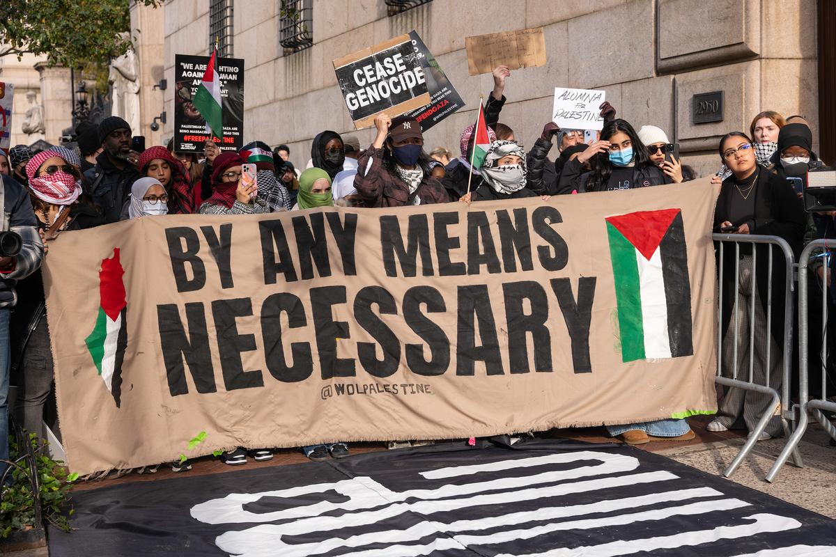 Sinh viên tham gia cuộc biểu tình ủng hộ Palestine và đòi tự do ngôn luận bên ngoài khuôn viên Đại học Columbia hôm 15/11/2023, tại Thành phố New York. (Ảnh: Spencer Platt/Getty Images/Tribune Content Agency)