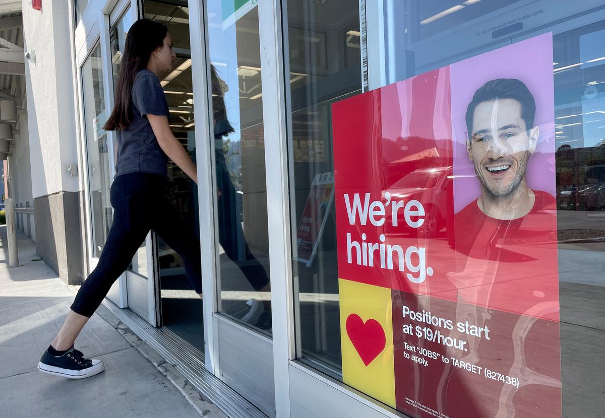 Một khách hàng đi ngang qua tấm biển tuyển dụng được dán trước một cửa hàng Target ở Sausalito, California, hôm 03/11/2023. (Ảnh: Justin Sullivan/Getty Images)