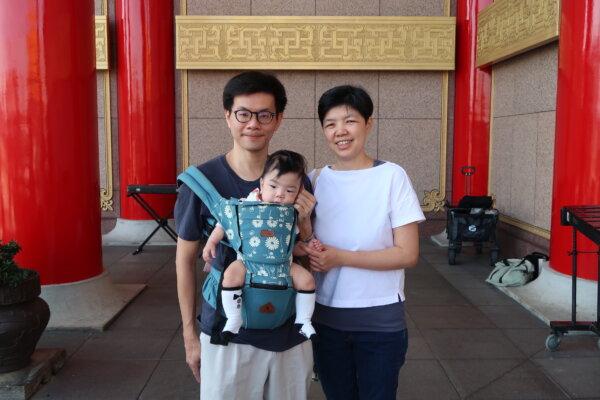 Ông Lo Yu-tang, cùng con và vợ là bà Chien Lien-ying tại Quảng trường Tự do của Đài Loan hôm 09/12/2023. (Ảnh: Frank Fang/The Epoch Times)