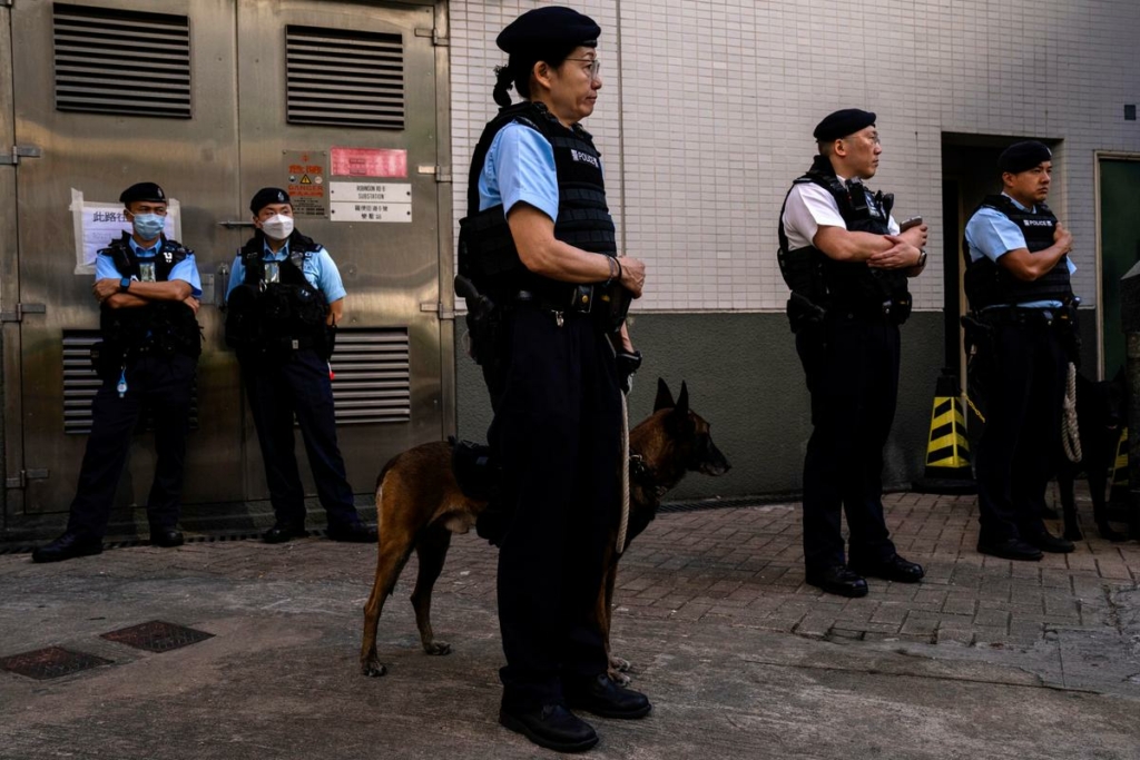 Cảnh sát tuần tra bên ngoài một trạm bỏ phiếu trong cuộc bầu cử Hội đồng Quận ở Hồng Kông hôm 10/12/2023. (Ảnh: Louise Delmotte/AP Photo)