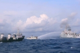 Một tàu Hải cảnh Trung Quốc sử dụng vòi rồng phun nước vào tàu tiếp vận M/L Kalayaan do hải quân Philippines điều hành khi tàu này đến gần Bãi cạn Second Thomas, người dân địa phương gọi là Bãi cạn Ayungin (Bãi Cỏ Mây), trong khu vực Biển Đông đang tranh chấp hôm 10/12/2023. (Ảnh: Lực lượng Tuần duyên Philippines qua AP)