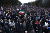 Những người tham gia cuộc biểu tình phản đối chủ nghĩa bài Do Thái với khẩu hiệu “Nước Đức hãy đứng lên — Điều đã cam kết là không bao giờ xảy ra bây giờ lại đang xảy ra!” ở Berlin hôm 10/12/2023. (Ảnh: Carsten Koall/dpa qua AP)