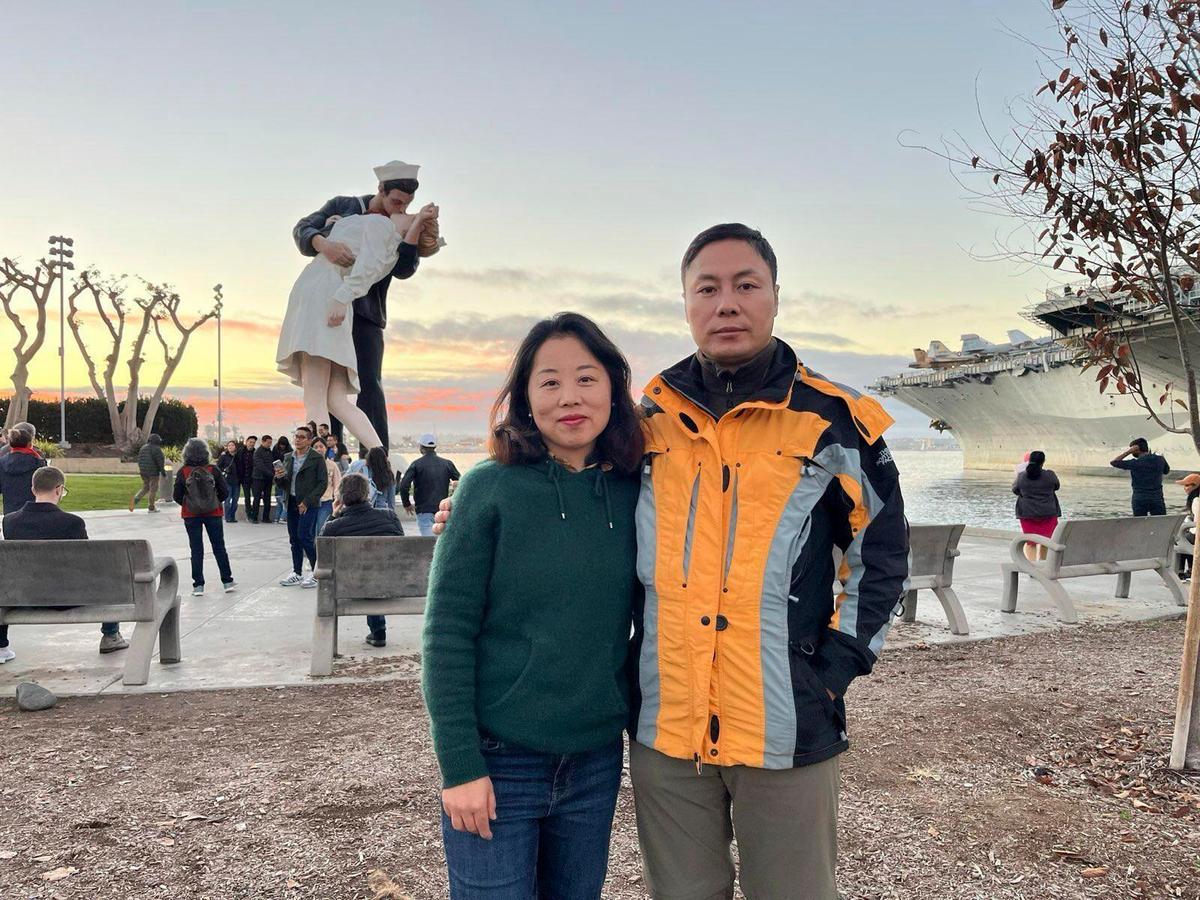 Nhà bất đồng chính kiến ​​​​Trung Quốc Lưu Tứ Phảng (Liu Sifang) và vợ là cô Lô Lina (Lina Lu) tại Hoa Kỳ trong một bức ảnh không đề ngày tháng. (Ảnh: Tổ chức Safeguard Defenders qua AP)