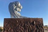 Nhà điêu khắc gốc Hoa Trần Duy Minh (Chen Weiming) ra mắt tác phẩm nghệ thuật mới của mình tại Công viên Điêu khắc Tự do ở Yermo, California, hôm 10/12/2023. (Ảnh: Đăng dưới sự cho phép của ông Trần Duy Minh)