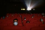 Mọi người đeo khẩu trang bảo hộ khi xem phim 3D tại rạp vào ngày đầu tiên họ được phép mở cửa ở Bắc Kinh vào ngày 24/07/2020. (Ảnh: Kevin Frayer/Getty Images)
