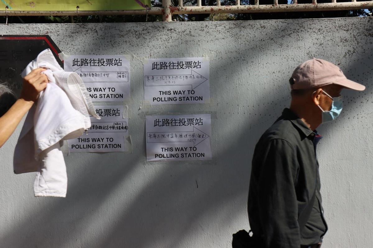 Biển chỉ đường đến một điểm bỏ phiếu vào ngày bầu cử Hội đồng Quận Hồng Kông, hôm 10/12/2023. (Ảnh: Terence Tong/The Epoch Times)