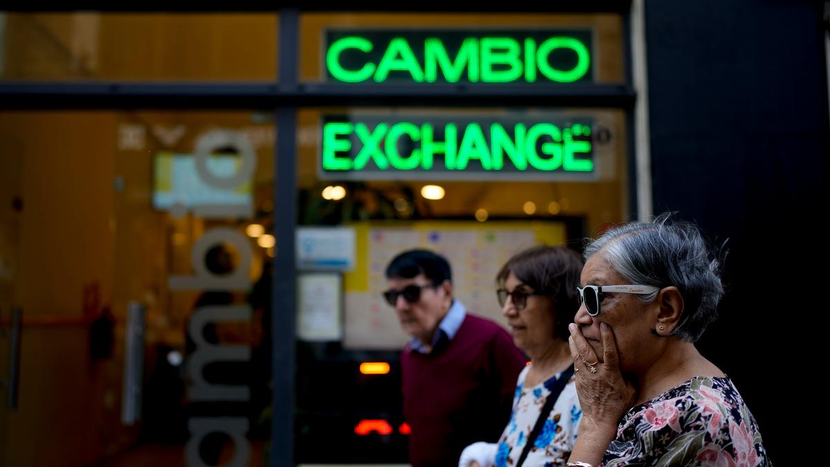 Khách bộ hành đi ngang qua một cửa hàng đổi tiền ở Buenos Aires, Argentina, hôm 10/10/2023. (Ảnh: Natacha Pisarenko/AP Photo)