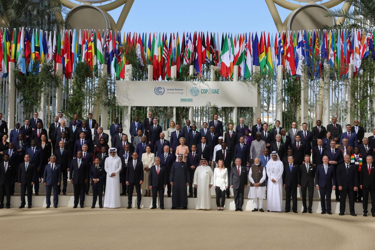 Các nhà lãnh đạo và đại biểu thế giới cùng chụp ảnh trong hội nghị thượng đỉnh về khí hậu của Liên Hiệp Quốc COP28 ở Dubai, Các Tiểu vương quốc Ả Rập Thống nhất, hôm 01/12/2023. (Ảnh: Giuseppe Cacace/AFP qua Getty Images)