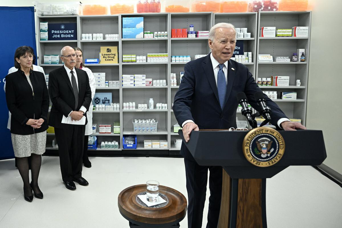 Tổng thống Hoa Kỳ Joe Biden nói về việc giảm chi phí thuốc theo toa tại Viện Y tế Quốc gia ở Bethesda, Maryland, hôm 14/12/2023. (Ảnh: Brendan Smialowski/AFP qua Getty Images)