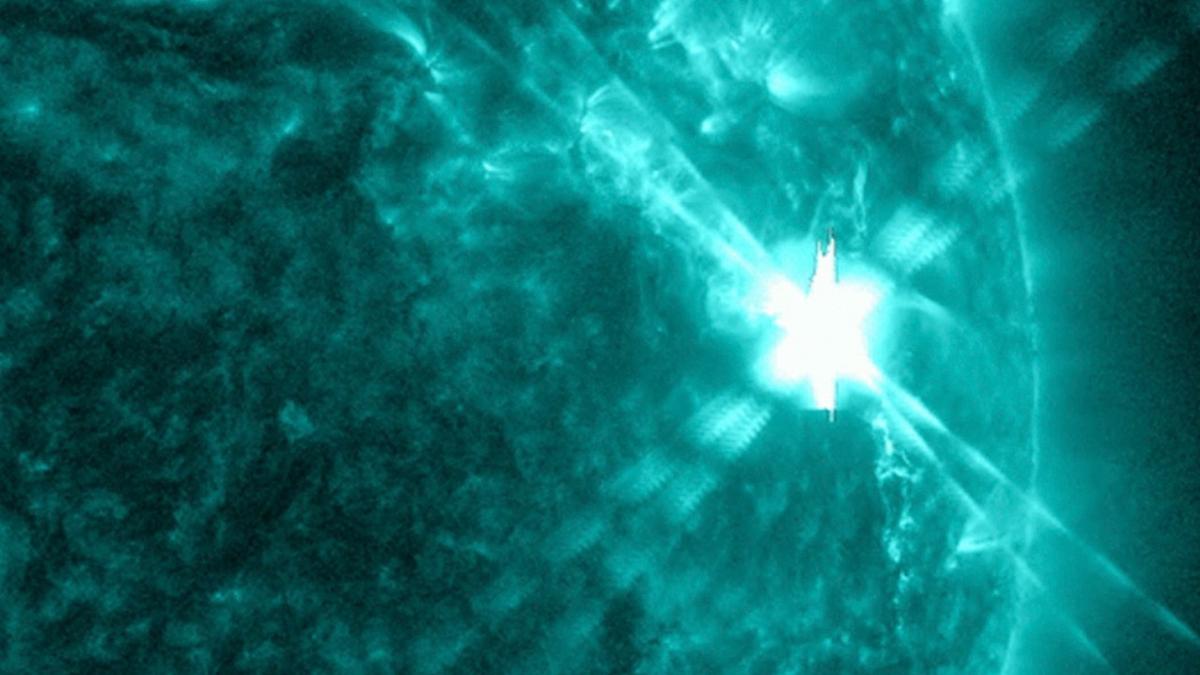 Một cơn bão mặt trời được nhìn thấy trong tia sáng rực rỡ góc trên bên phải ảnh vào ngày 14/12/2023. (Ảnh: NASA qua AP)