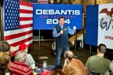 Thống đốc bang Florida Ron DeSantis nói chuyện tại một sự kiện tranh cử ở Ft. Dodge, Iowa, hôm 16/12/2023. (Ảnh: Austin Alonzo/The Epoch Times)