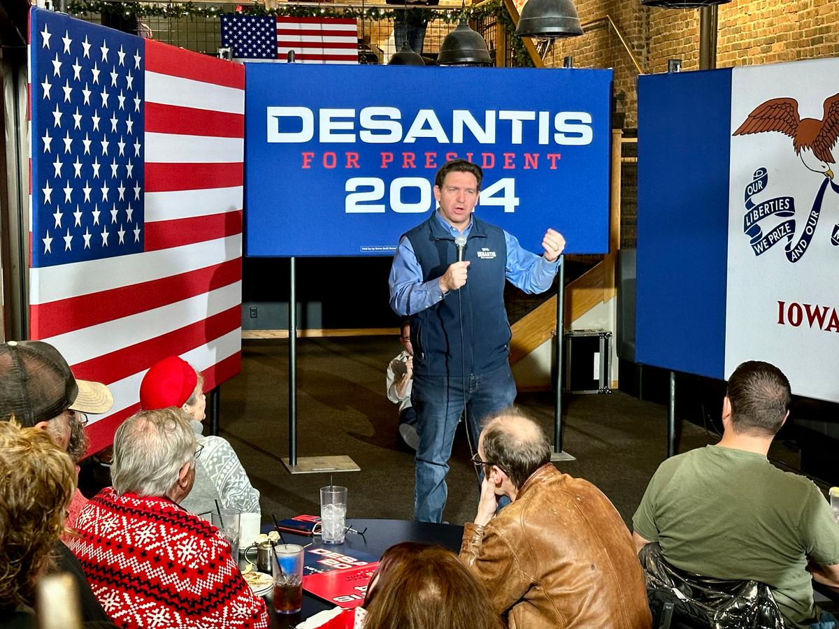 Thống đốc bang Florida Ron DeSantis nói chuyện tại một sự kiện tranh cử ở Ft. Dodge, Iowa, hôm 16/12/2023. (Ảnh: Austin Alonzo/The Epoch Times)