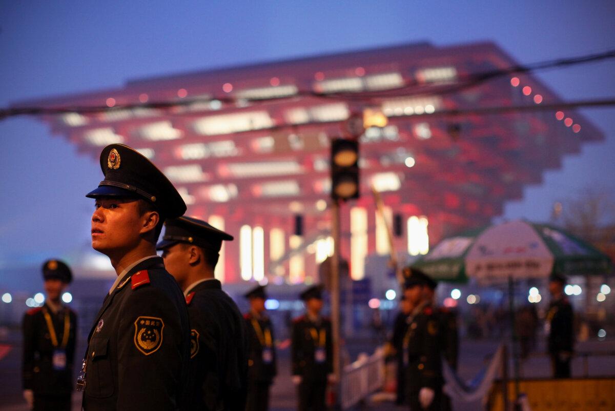 Lực lượng an ninh bán quân sự đứng gác ở lối vào Triển lãm Thế giới gần Gian hàng Trung Quốc (China Pavilion) ở Thượng Hải, Trung Quốc, hôm 19/04/2010. (Ảnh: Feng Li/Getty Images)