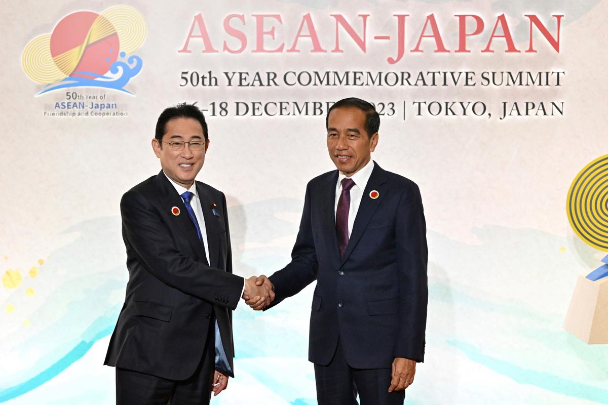 Thủ tướng Nhật Bản Fumio Kishida (bên trái) chào đón Tổng thống Indonesia Joko Widodo đến buổi khai mạc cuộc họp hội nghị thượng đỉnh kỷ niệm ASEAN-Nhật Bản tại khách sạn Okura Tokyo ở Tokyo hôm 17/12/2023.