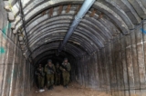 Binh lính Israel đi qua nơi mà quân đội Israel cho là một đường hầm có khung sắt do nhóm khủng bố Hamas thiết kế để tuồn các xe chở hàng của những kẻ khủng bố chuẩn bị cho một cuộc tấn công bất ngờ vào biên giới, gần cửa khẩu Erez ở phía bắc Dải Gaza, hôm 15/12/2023. (Ảnh: Amir Cohen/Reuters)