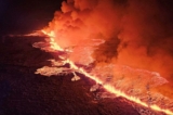 Một ngọn núi lửa phun trào dung nham và khói tại Grindavik, Iceland, hôm 18/12/2023. (Cơ quan Bảo vệ Dân sự của Iceland/Tư liệu báo chí qua Reuters)